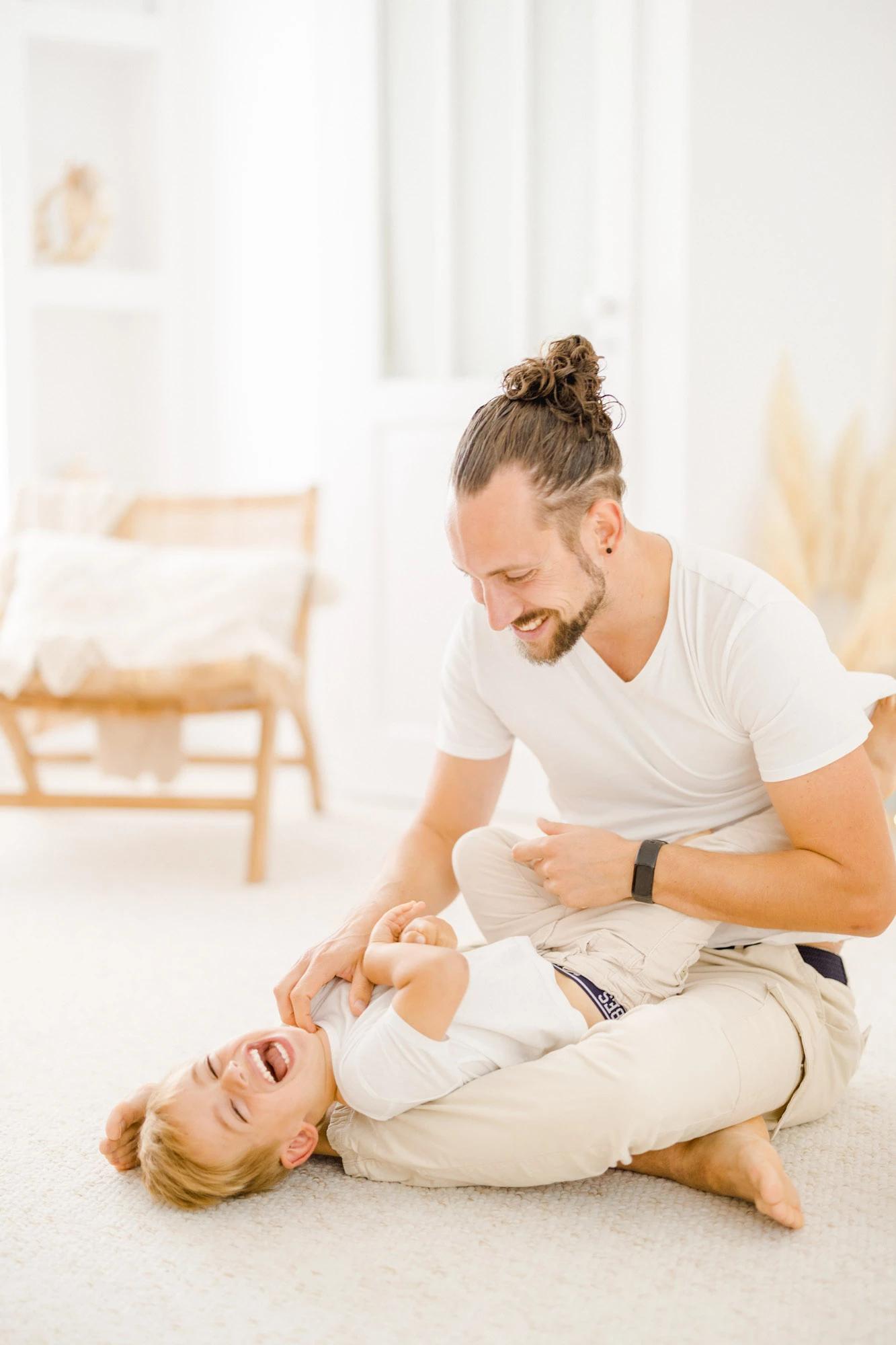 main bonheur enfant jouer avec les enfants geste